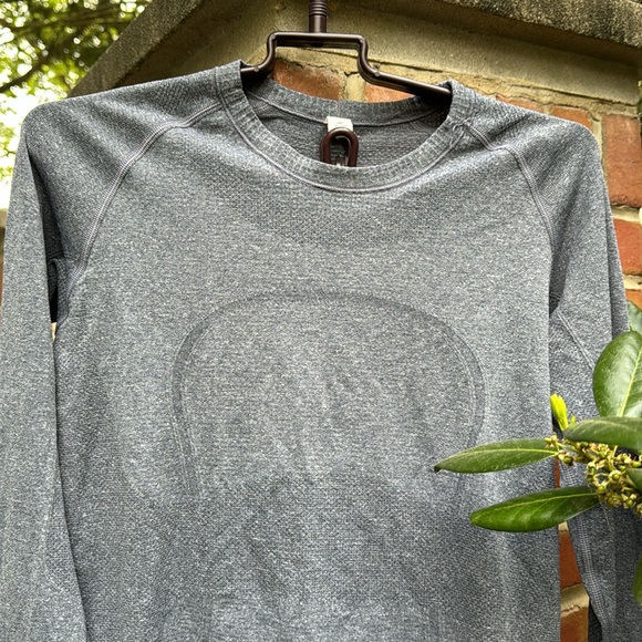 Lululemon Swiftly Tech Long-Sleeve Shirt Gray with Thumb Keyhole - Size 8 - Picture 3 of 14